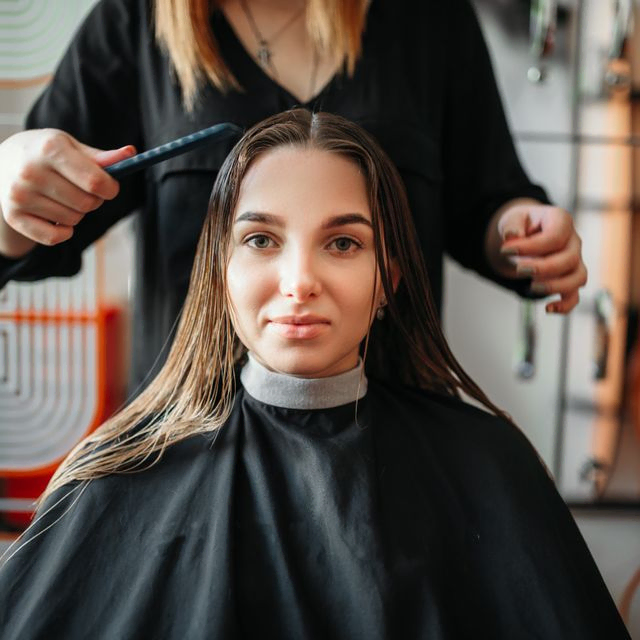 Chica en peluquería cortándose el pelo